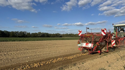 Landmaschine im Einsatz auf dem Acker