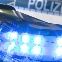 Ein Blaulicht leuchtet auf einem Polizeiauto.
