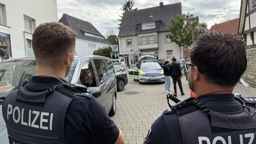 Zwei Polizeibeamte von hinten 
