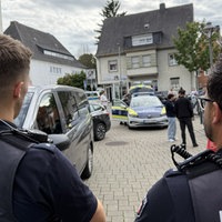 Zwei Polizeibeamte von hinten 