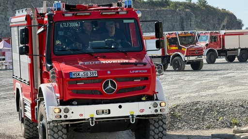 Feuerwehrwagen übt Fahren unter Extrem-Bedingungen