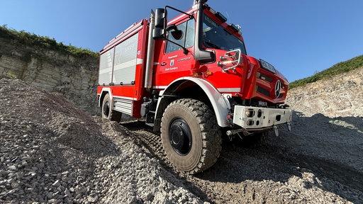 Ein Feuerwehrauto an einem Hang.