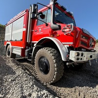 Ein Feuerwehrauto an einem Hang.