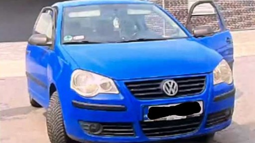 Der Fluchtwagen der mutmaßlichen Einbrecher: Ein blauer VW-Polo