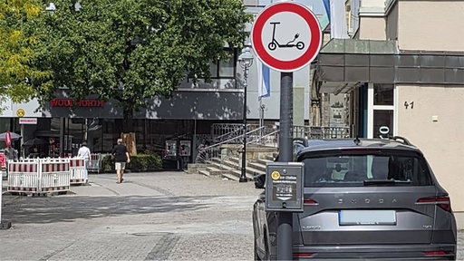 In der Werler Fußgängerzone steht ein E-Scooter-Verbotsschild.
