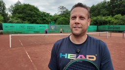 Mann auf einem Tennisplatz