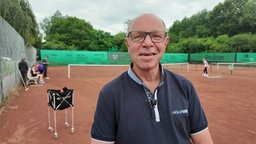 Mann auf einem Tennisplatz