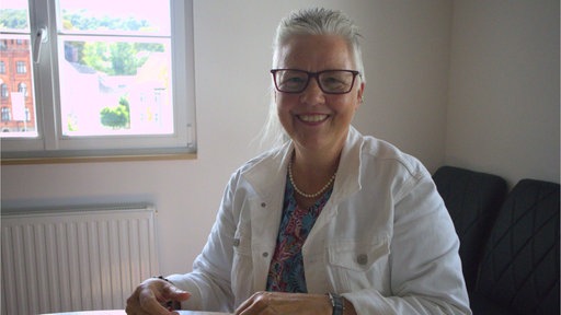 Eine Frau schaut in die Kamera.