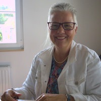 Eine Frau schaut in die Kamera.