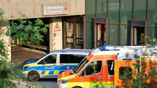 Einsatzfahrzeuge vor Notaufnahme