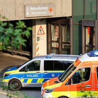 Einsatzfahrzeuge vor Notaufnahme