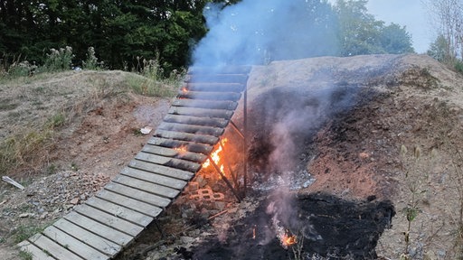 Matraze brennt lichterloh im Dirtpark in Neuenrade
