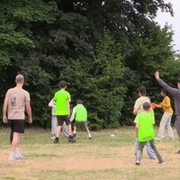 Kinder spielen auf einer Wiese