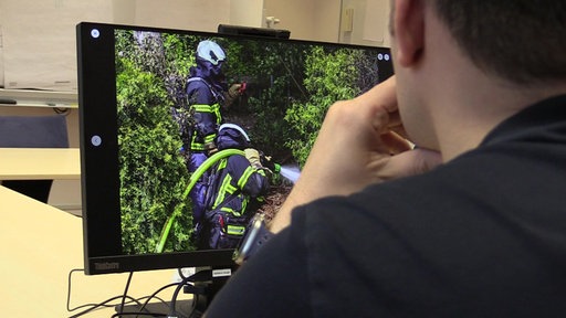 Iserlohner Feuerwehrmann schaut sich Bilder aus dem Instagram Account an