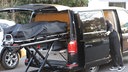 Ein Leichensack wird in einen Leichenwagen geschoben