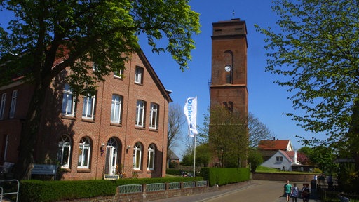 Ein Gebäude mit einer Flagge der Diakonie