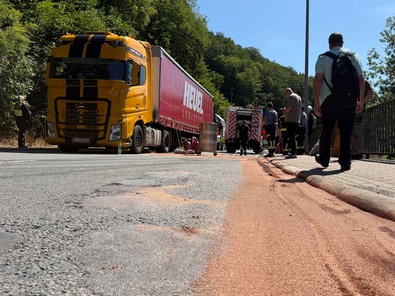 Lkw verliert Diesel in Schalksmühle
