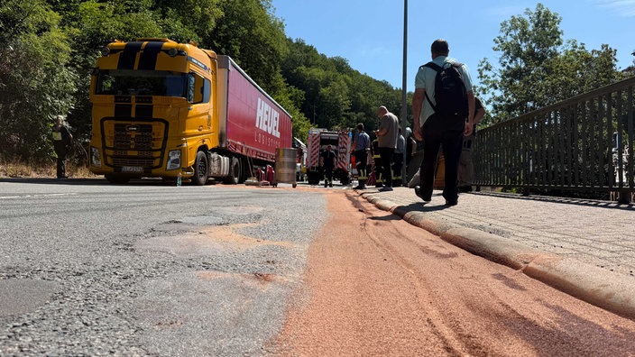 Lkw verliert Diesel in Schalksmühle