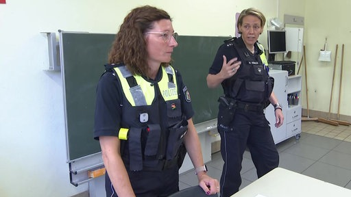 Die Polizistinnen Tina Kraus und Isi Fröhlich informieren über E-Scooter