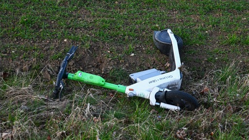 Symbolbild: E-Scooter nach Unfall