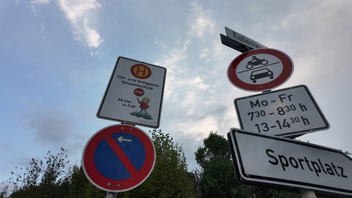 Schilder am Anfang der Schulstraße 
