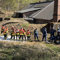 Menschenkette schleppt Sandsäcke