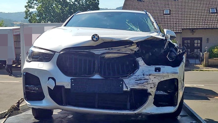 Ein Unfallfahrzeug von vorne.