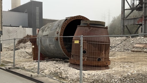 Relikte des alten Kohlekraftwerk-Areals in Elverlingsen hinter einer Absperrung