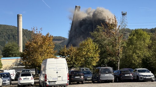 Ansicht der Sprengung des Kesselhauses von einem Parkplatz aus.