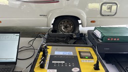 Eine Wage zeigt das Gewicht eines Wohnwagen auf der Waage an.