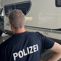 Ein Polizist betreut das Wohnwagen-Wiegen.