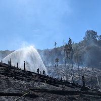 Löscharbeiten nach Waldbrand am Möhnesee