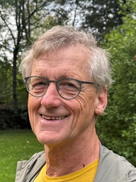 Hendrik  Flöttmann, Vorsitzender des Fördervereins Nationalpark Arnsberger Wald lächelt in die Kamera 