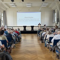 Ein Mann steht auf einem Podest und hält eine Rede
