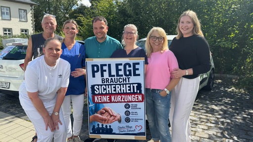 Befürworter des Bündnis Soester Pflegedienste mit einem Schild 