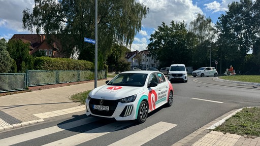 Auto mit einer Folierung zum Thema Pflegedienste 