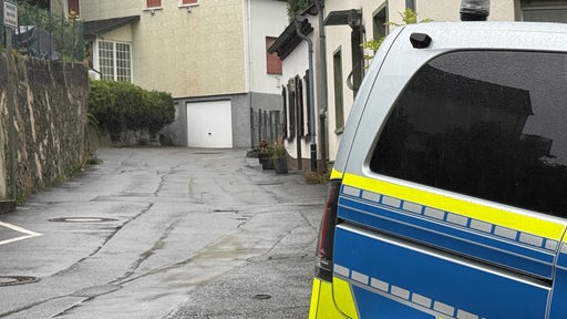 Ein Polizeiwagen steht in einer ruhigen Straße