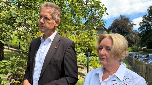 Ein Mann und eine Frau stehen nebeneinander