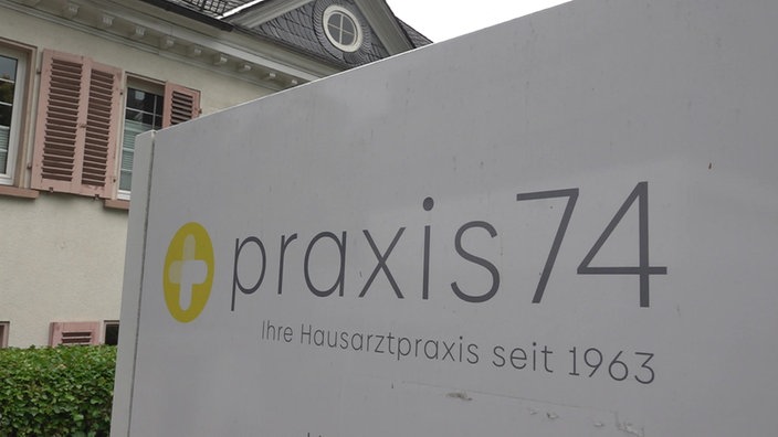 Ein Schild mit der Aufschrift "Praxis 74"