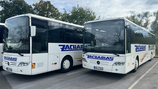Busse auf einem Parkplatz 
