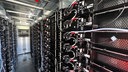 Mehr als 100 E-Autoakkus speichern den Strom im Container