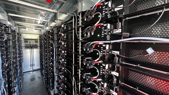 Mehr als 100 E-Autoakkus speichern den Strom im Container