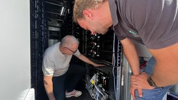 Knut Langer und Franz-Josef Wullenweber inspizieren den Container.