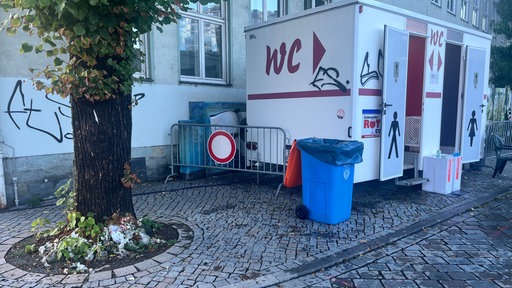Ein Klowagen steht neben Unfallort 