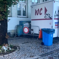 Ein Klowagen steht neben Unfallort 