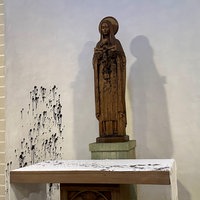 Eine Figur in der Kirche beschmutzt mit schwarzer Farbe