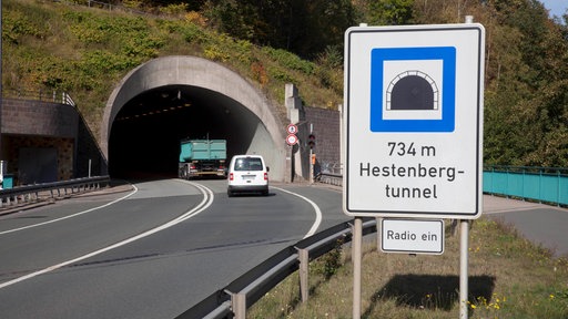 Autos fahren in einen Tunnel