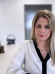Eine Frau lächelt in die Kamera