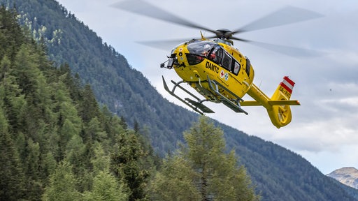 Rettungshubschrauber in den Bergen 