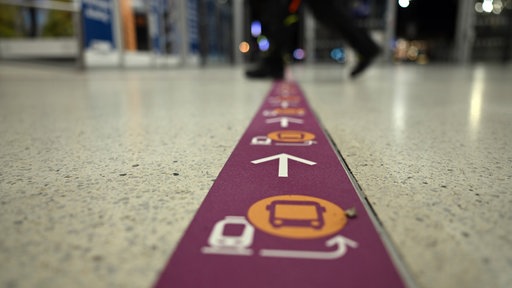 Piktogramme im Bahnhof weisen den Weg zu den Bussen des Ersatzverkehrs